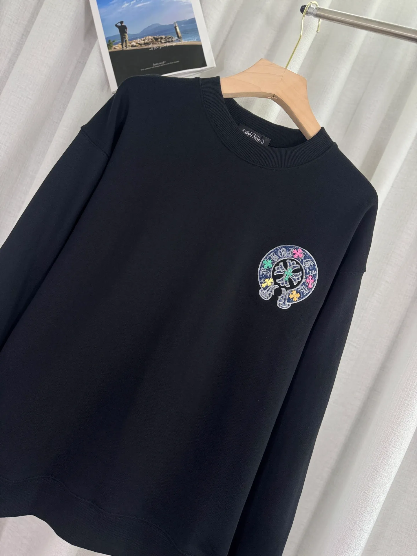 P270 top version, real shot without P, ​​different from market currency) 𝗖𝗵𝗿𝗼𝗺𝗲 𝗛𝗲𝗮𝗿𝘁𝘀/Cro Heart 2025 denim patch embroidery autumn and winter new original single counter American laser burnt 3D three-dimensional color embroidery couple casual sweatshirt 👑The highest version! Customized fabric 430g tripe terry fabric! American acid washed distressed original denim with burnt flowers ✟appliqué embroidery and exquisite embroidery of letters! The best-selling model in the counter, very comfortable to wear. Accessories: original molded and authenticated collar label➕100% silk wash label. Genuine purchase-grade original hangtag➕matching hanging rope➕3D hanging beads➕original packaging bag. Craftsmanship: The original version has consistent wiring! The highest version of the armhole matching technique! Color: White Black Size: S M L XL Style No.: 25-302